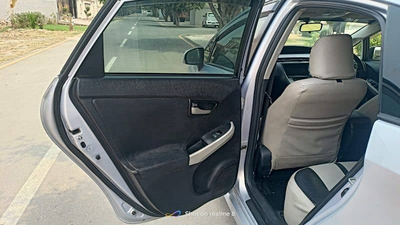 toyota-prius-2012-big-11