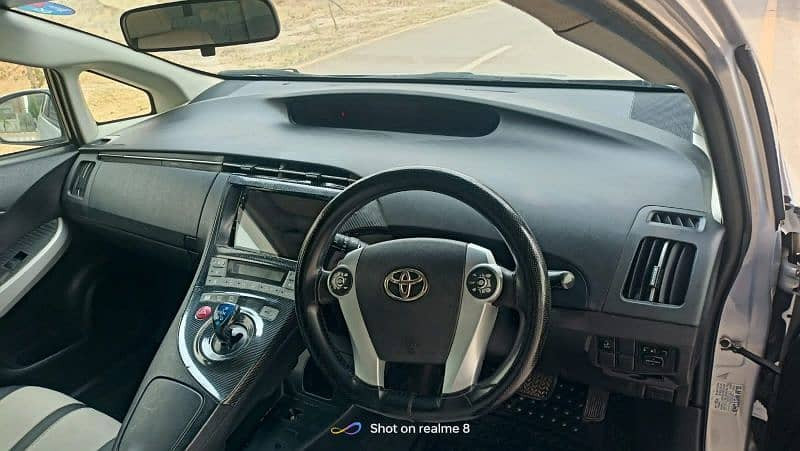 toyota-prius-2012-big-9