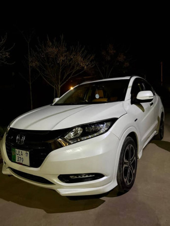 honda-vezel-hybrid-white-201617-model-car-in-very-neat-and-lush-big-3