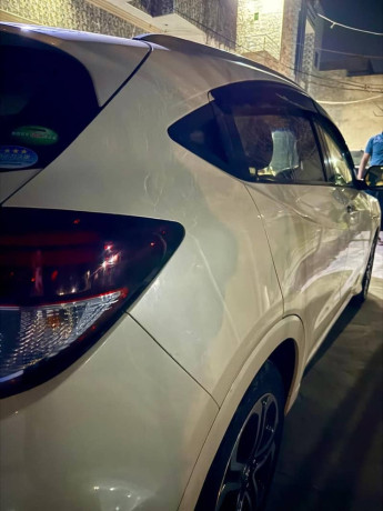 honda-vezel-hybrid-white-201617-model-car-in-very-neat-and-lush-big-2