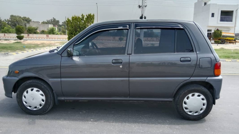 daihatsu-cuore-2011-big-10
