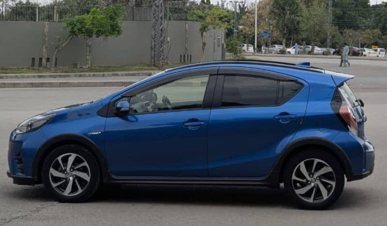 toyota-aqua-2017-crossover-big-4