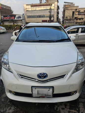 toyota-prius-alpha-2013-big-1