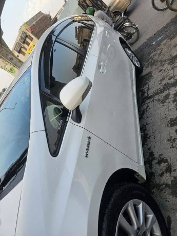 toyota-prius-alpha-2013-big-5