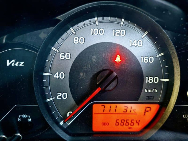 toyota-vitz-f-10cc-smile-edition-model-201417-original-silver-color-big-9