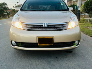 toyota-isis-platana-7-seater