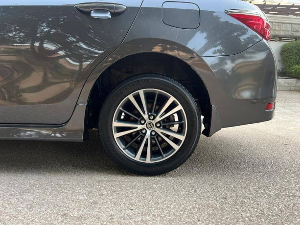 toyota-corolla-altis-grande-cvt-18-model-2019-big-6