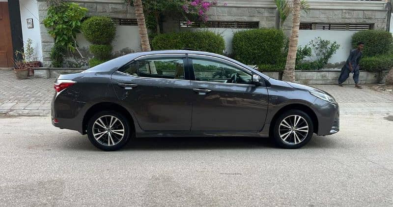 toyota-corolla-altis-grande-cvt-18-model-2019-big-9