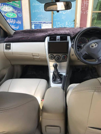 toyota-corolla-gli-2011-big-10