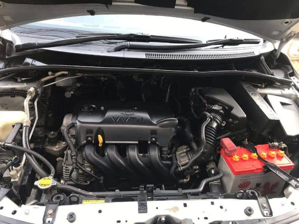 toyota-corolla-gli-2011-big-7
