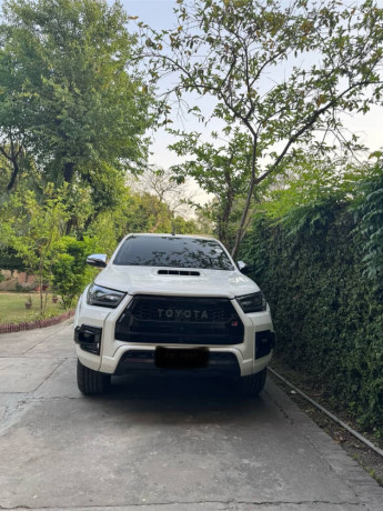 toyota-hilux-revo-big-2