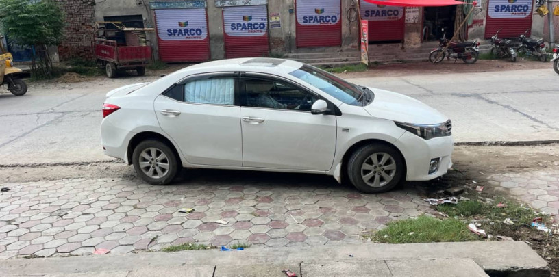 toyota-corolla-altis-grande-2015-big-13