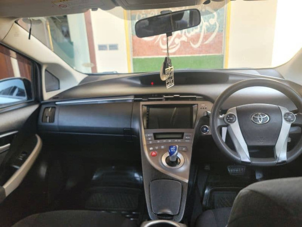 toyota-prius-2012-import-16-big-6