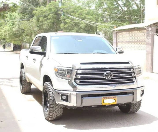 toyota-tundra-57i-model-2018-big-0
