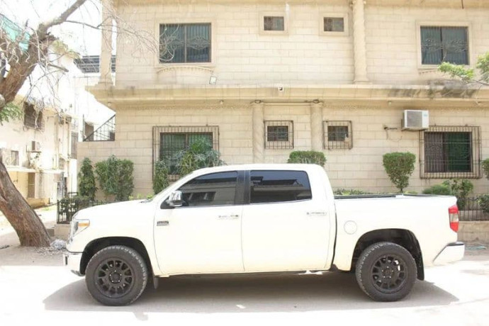 toyota-tundra-57i-model-2018-big-3