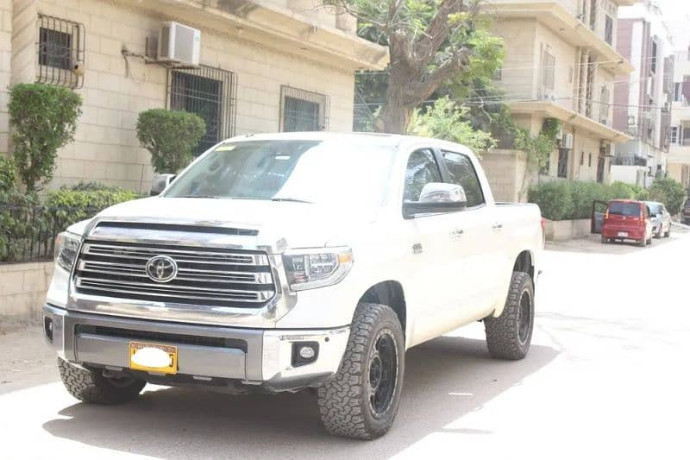 toyota-tundra-57i-model-2018-big-2
