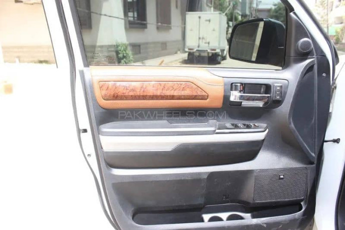toyota-tundra-57i-model-2018-big-17