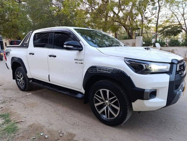 toyota-hilux-revo-g-28-model-2016-big-1