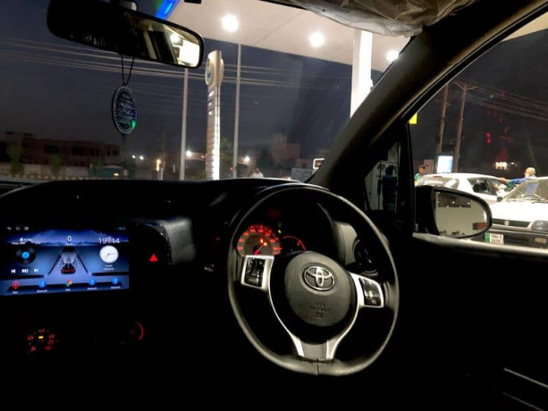 toyota-vitz-2015-big-2