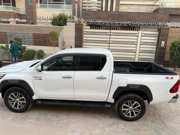 toyota-hilux-2017-big-3