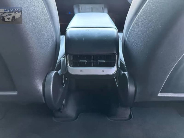 tesla-model-y-standard-range-2022-big-12
