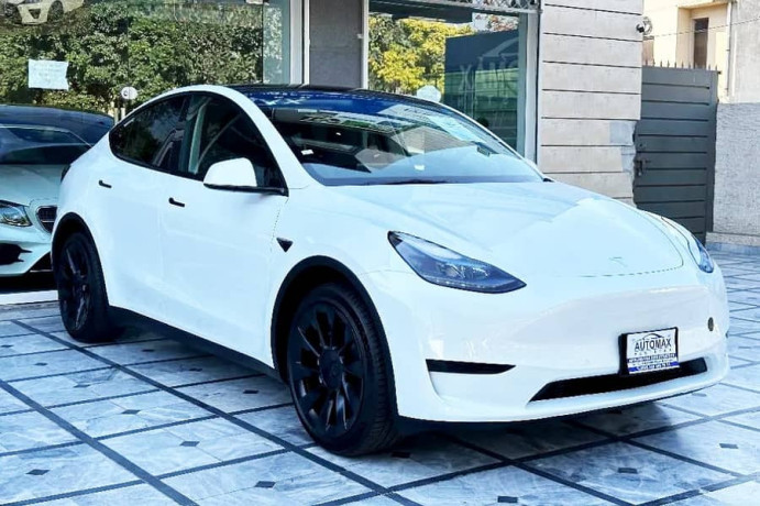 tesla-model-y-standard-range-2022-big-1