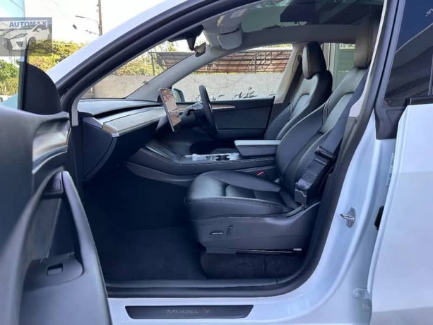 tesla-model-y-standard-range-2022-big-7