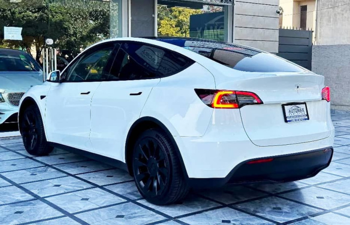 tesla-model-y-standard-range-2022-big-5