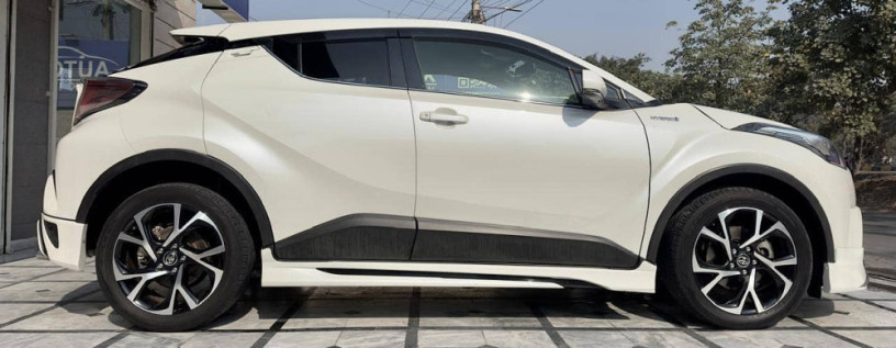 toyota-c-hr-g-led-2017-big-3