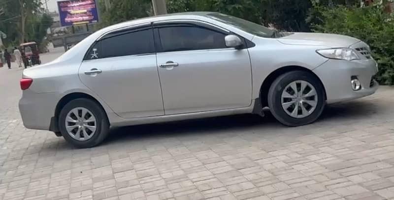 toyota-corolla-altis-2012-big-2