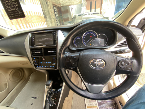 toyota-yaris-sedan-ativ-x-cvt-15-beige-interior-big-3