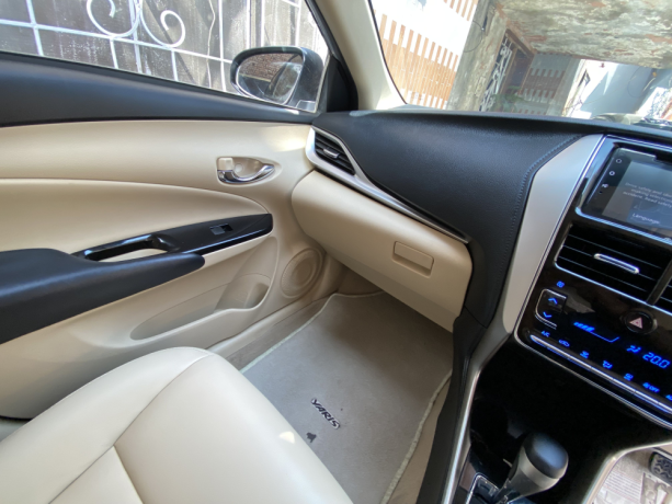 toyota-yaris-sedan-ativ-x-cvt-15-beige-interior-big-4
