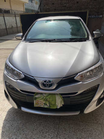 toyota-yaris-sedan-ativ-x-cvt-15-beige-interior-big-1