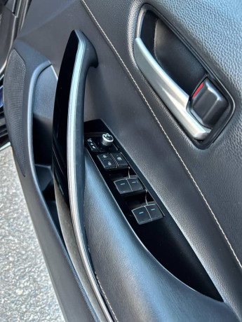 toyota-corolla-2020-hybrid-big-14