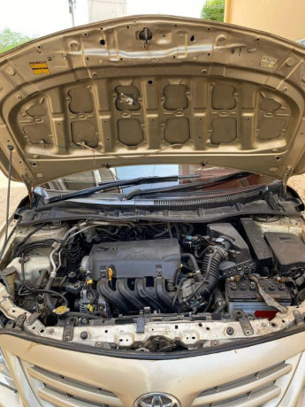 toyota-corolla-gli-2010-big-15