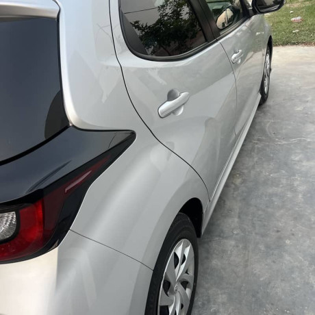 toyota-yaris-x-hatchback-2225-big-5