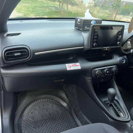 toyota-yaris-x-hatchback-2225-big-10