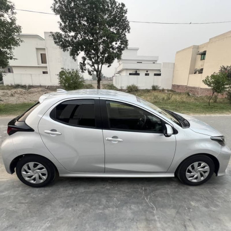 toyota-yaris-x-hatchback-2225-big-1