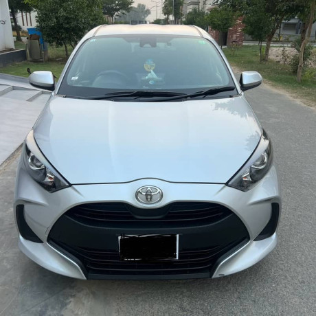 toyota-yaris-x-hatchback-2225-big-0