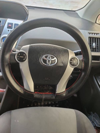 toyota-prius-alpha-2012-big-6