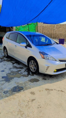 toyota-prius-alpha-2012-big-2