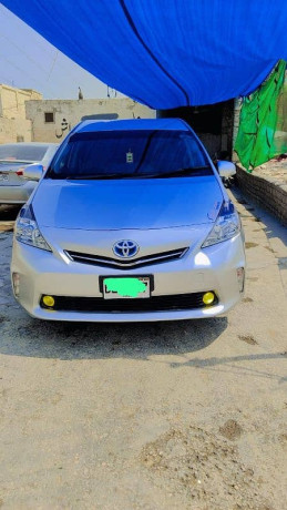 toyota-prius-alpha-2012-big-3