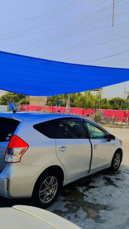 toyota-prius-alpha-2012-big-1