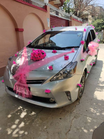 toyota-prius-alpha-2012-big-5