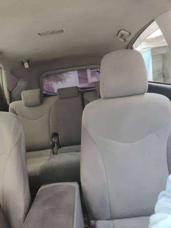toyota-prius-alpha-2012-big-9