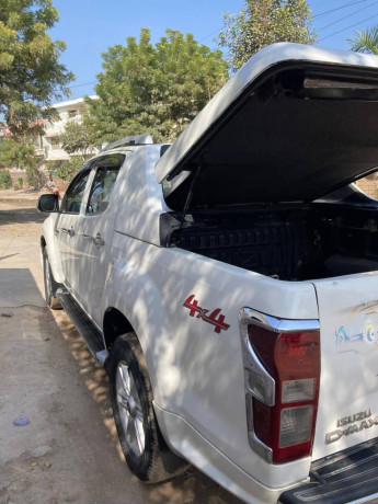 isuzu-d-max-v-cross-big-8