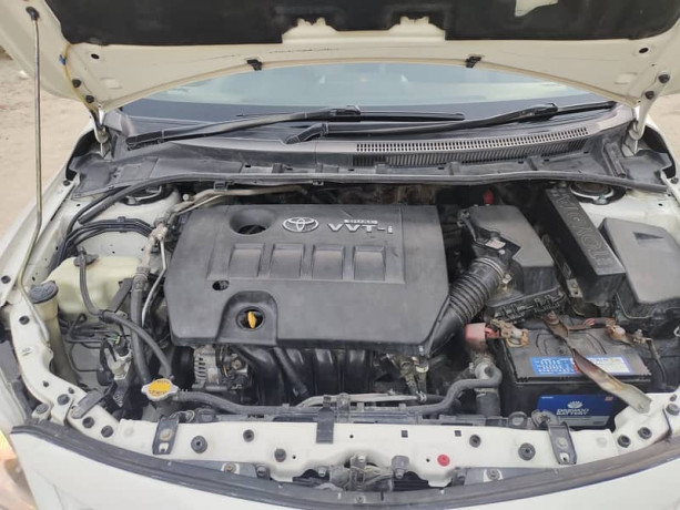 toyota-corolla-gli-2012-big-8