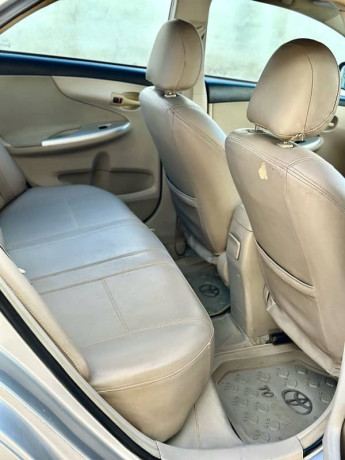 toyota-corolla-gli-2011-big-8