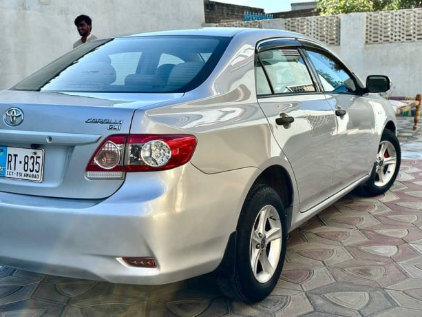 toyota-corolla-gli-2011-big-7