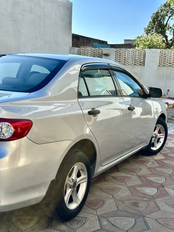 toyota-corolla-gli-2011-big-5